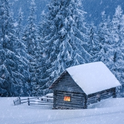 风雪小木屋暖人心风景头像